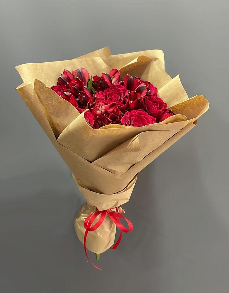 Букет цветов из: Альстромерии и Розы в Майне