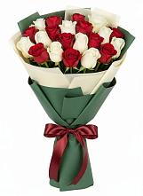 Букет Микс из красных и белых роз в Майне
