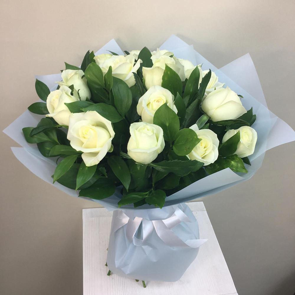 Букет 15 Белых роз Проуд в Майне