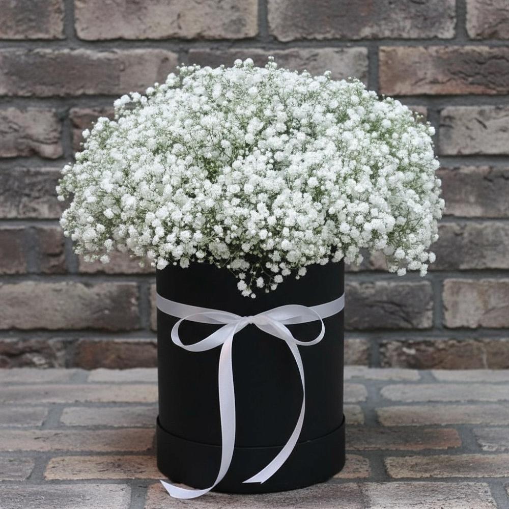 Цветочная композиция из Гипсофила в шляпной коробке в Майне