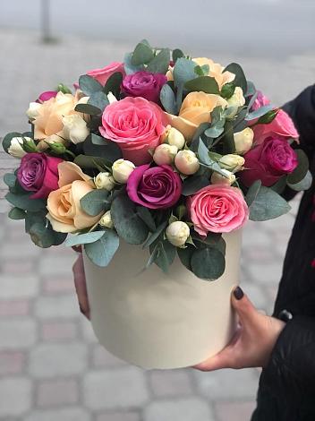 Цветочная композиция из Розы в шляпной коробке в Майне
