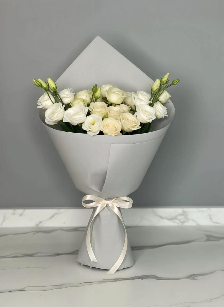 Букет цветов из: Розы и Лизиантусы в Майне