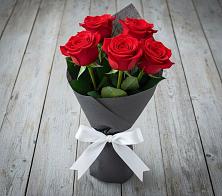 Букет 5 Красных роз Эдлесс Лав в Майне