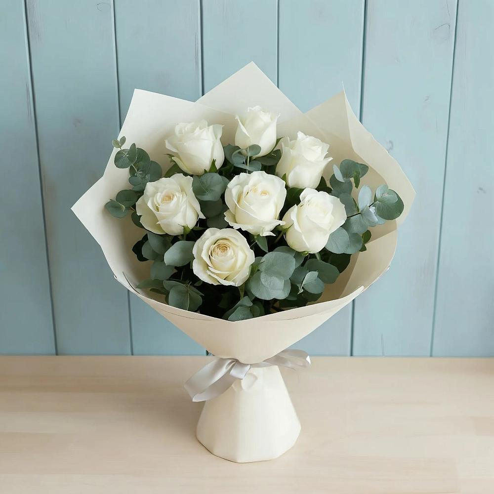 Букет Белые розы в Эвкалипте в Майне