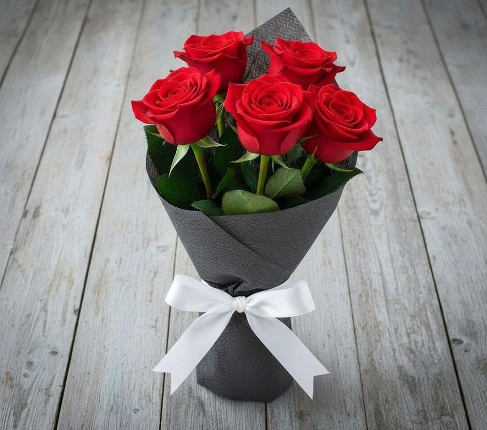 Букет 5 Красных роз Эдлесс Лав в Майне