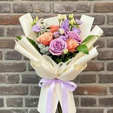 Букет цветов из:  Лизиантусы и Розы в Майне