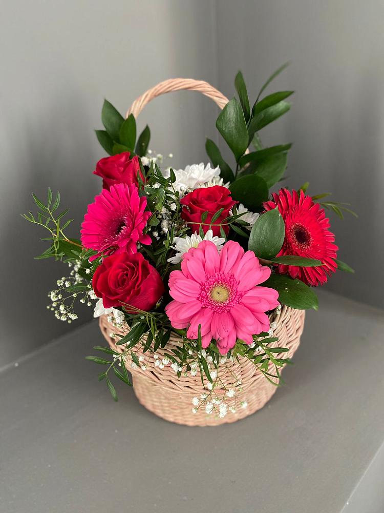 Цветочная композиция из Розы, Хризантемы и Герберы в корзине в Майне