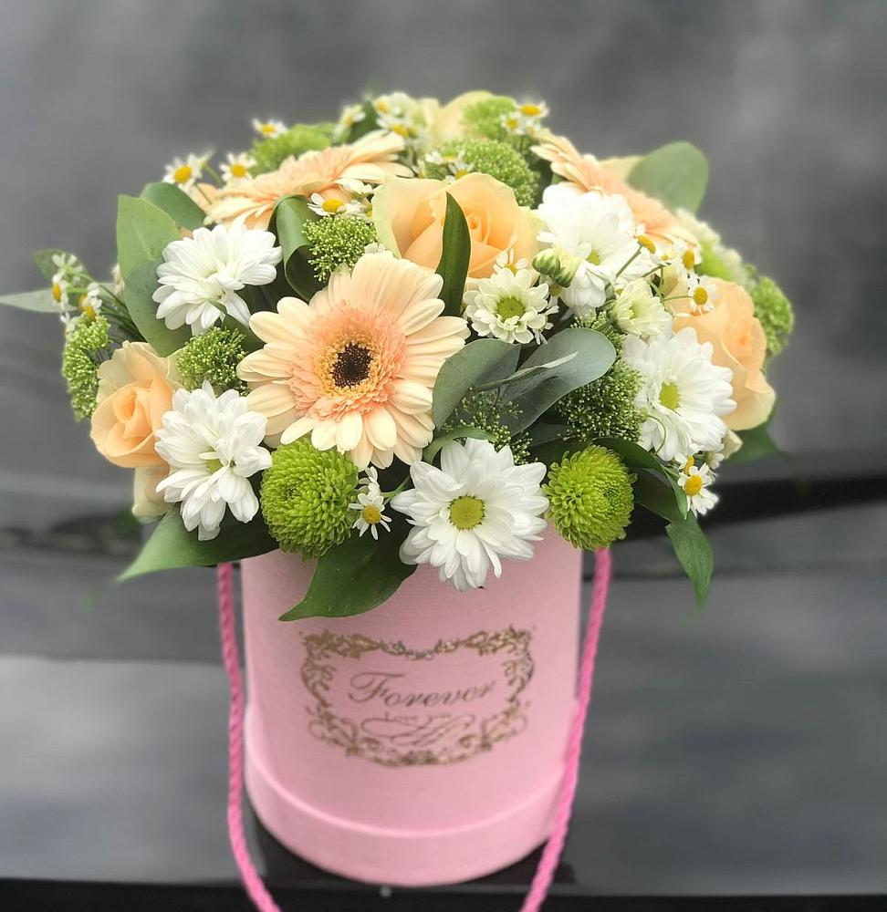 Цветочная композиция из Розы, Герберы и Хризантемы в шляпной коробке в Майне